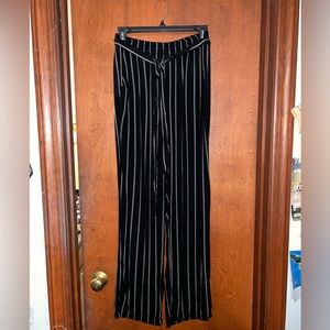 American Eagle - wide leg comfort pants with pockets and tie waist - small